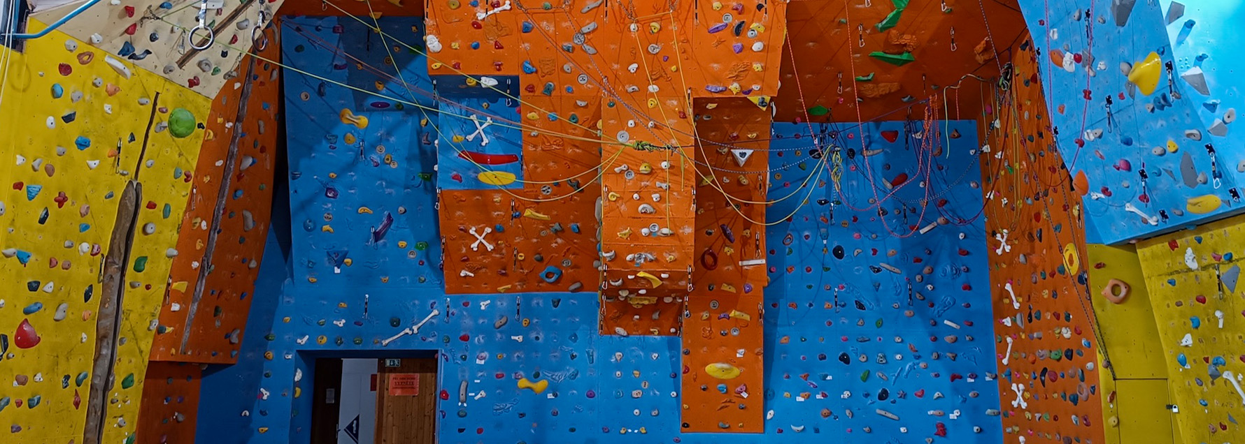 Umělá lezecká stěna v Třebíči v tělocvičně ZŠ Benešova